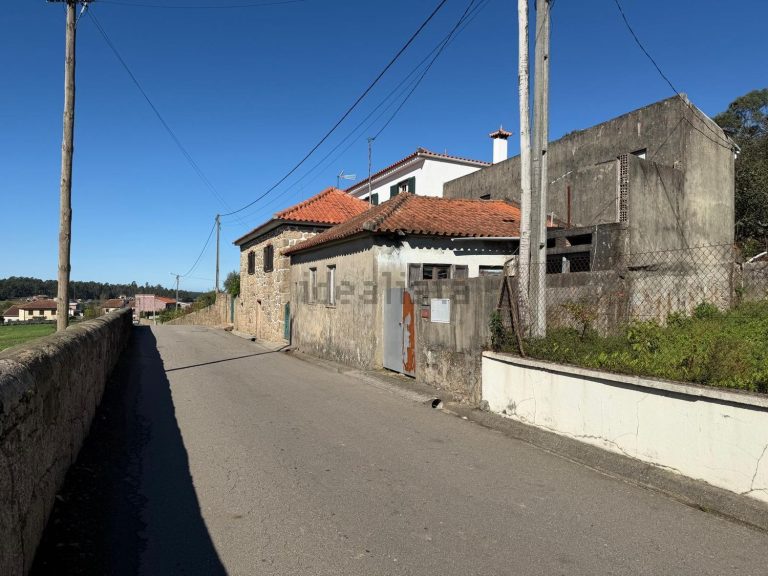 Moradia independente à venda na Rua do Regatinho